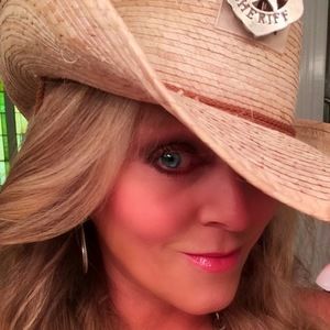 Meet your Posher, Debi